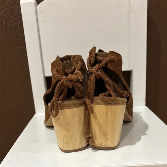 Brown Ruffle Open-Toe Women's Shoes - Picture 3 of 4